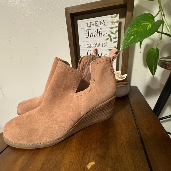 Toms Women's Tan Suede Wedge Booties/Size 7.5 News - Picture 7 of 7